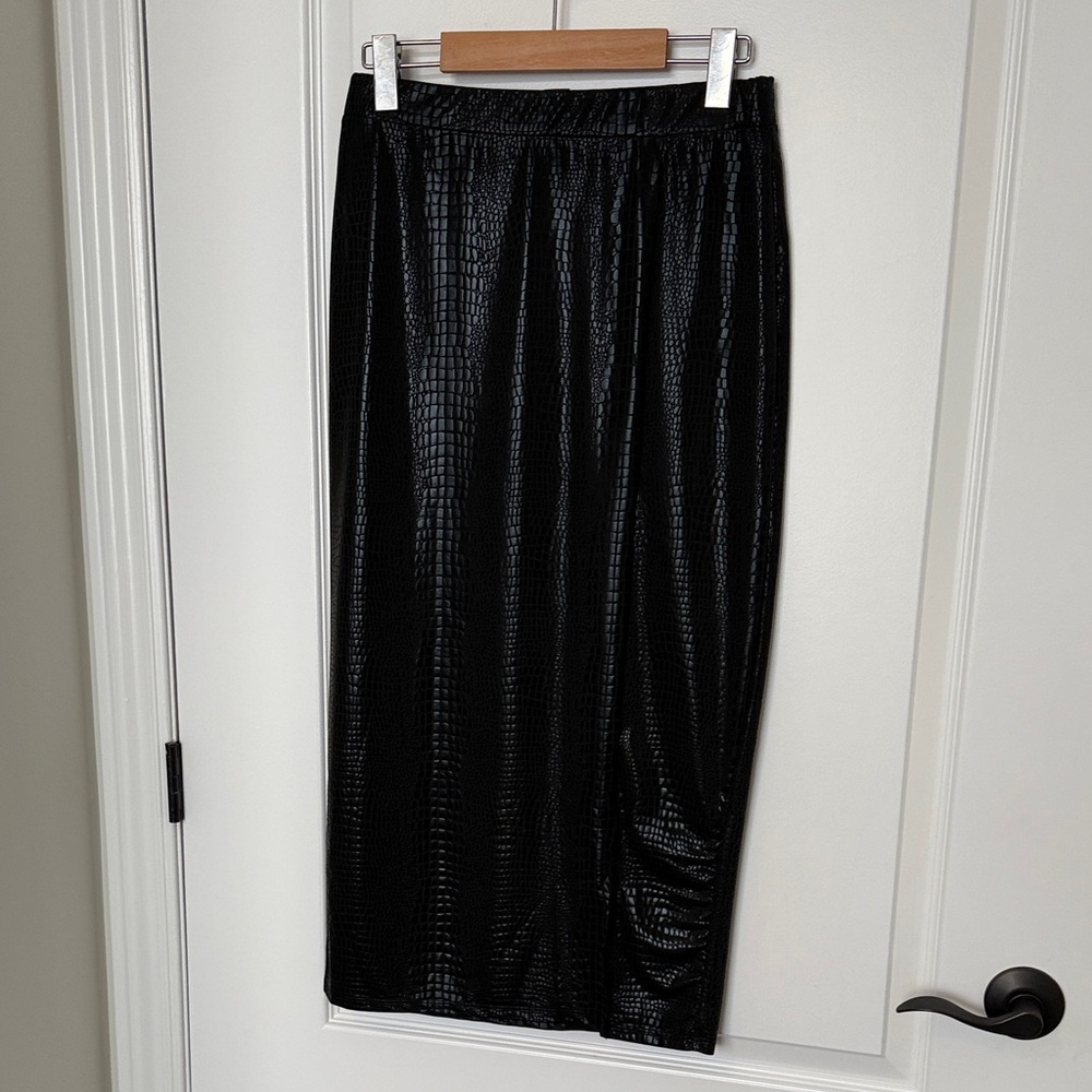 Chic Black Croc-Embossed Pencil Skirt